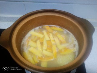 3、小米、南瓜、咸蛋清、尖椒粥,大火煮开放入南瓜