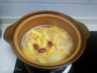 4、小米、南瓜、咸蛋清、尖椒粥,加入红枣转小火