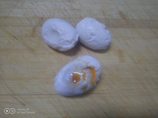 5、小米、南瓜、咸蛋清、尖椒粥,咸鸭蛋去皮