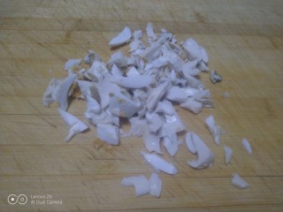 6、小米、南瓜、咸蛋清、尖椒粥,取蛋清切碎