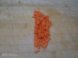 7、小米、南瓜、咸蛋清、尖椒粥,胡萝卜切碎