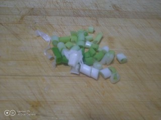 9、小米、南瓜、咸蛋清、尖椒粥,小葱切碎