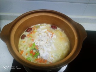 11、小米、南瓜、咸蛋清、尖椒粥,放入咸蛋清碎