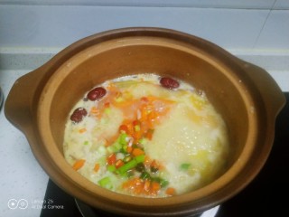 10、小米、南瓜、咸蛋清、尖椒粥,转小火煮20分钟，放入胡萝卜、尖椒、小葱碎