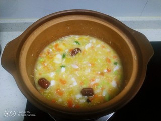 12、小米、南瓜、咸蛋清、尖椒粥,搅拌均匀