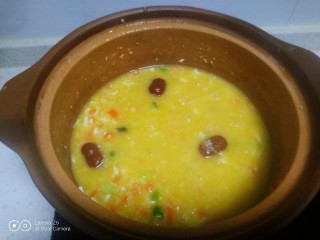 13、小米、南瓜、咸蛋清、尖椒粥,小火再煮20分钟