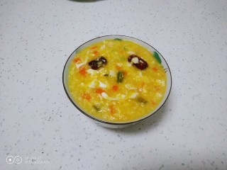 14、小米、南瓜、咸蛋清、尖椒粥,盛入碗中