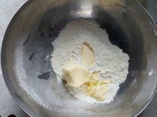 2、中式点心~玫瑰酥,油酥部分的全部原料，放在容器中进行混合。