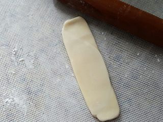 11、中式点心~玫瑰酥,十份全部卷好松弛十分钟。