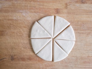 8、彩虹花卷,将彩色面剂子按扁,擀成直径12厘米左右,厚0.5厘米左右的面饼,再过圆心等分切成8份。(按同样的方法做完所有颜色的面剂)