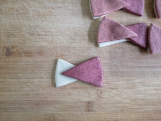 9、彩虹花卷,取圆形面饼的1/8按图示方法将每种颜色左右叠加。