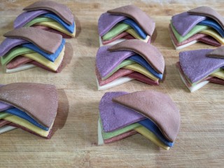 10、彩虹花卷,叠加完成如图所示,类似一个蝴蝶结。