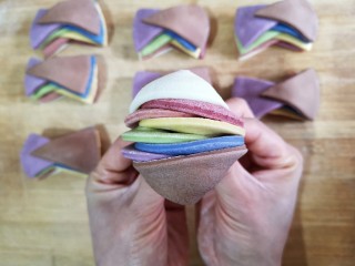 13、彩虹花卷,将捏紧的两端向下折。