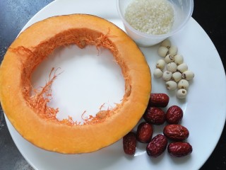 1、红枣南瓜粥,准备好所需材料
