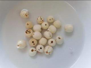 2、红枣南瓜粥,莲子提前浸泡