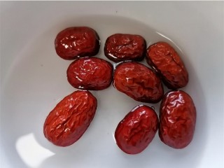 3、红枣南瓜粥,红枣泡水清洗干净