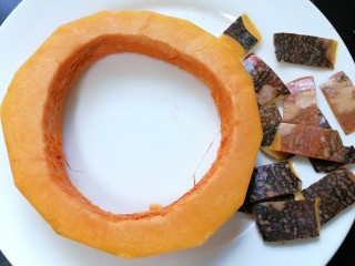 4、红枣南瓜粥,将南瓜皮切干净