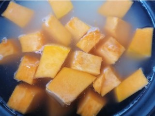 8、红枣南瓜粥,煮一会之后放入南瓜一起煮