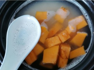 9、红枣南瓜粥,撇去浮沫