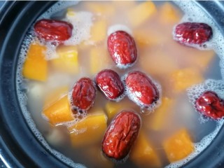 11、红枣南瓜粥,放入红枣