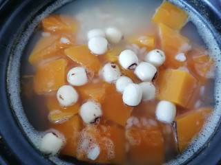 10、红枣南瓜粥,将莲子放入一起煮