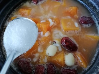 12、红枣南瓜粥,等粥稍微浓稠加入两勺白糖