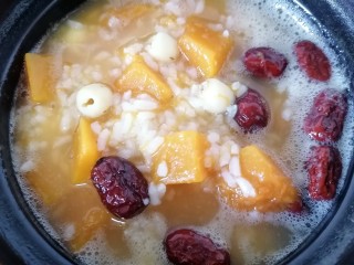 13、红枣南瓜粥,再小火慢煮至粥浓稠即可关火