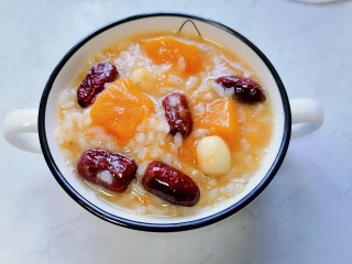 14、红枣南瓜粥,装入容器