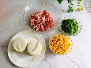1、芹菜玉米猪肉馅饺子,准备好食材，饺子皮是买的也可以自己擀皮