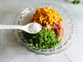 2、芹菜玉米猪肉馅饺子,盐