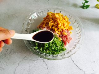 3、芹菜玉米猪肉馅饺子,两勺生抽