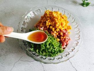 4、芹菜玉米猪肉馅饺子,两勺料酒