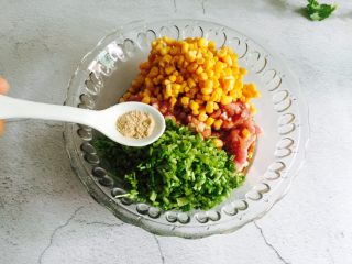 5、芹菜玉米猪肉馅饺子,胡椒粉