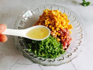 6、芹菜玉米猪肉馅饺子,花生油