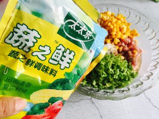 7、芹菜玉米猪肉馅饺子,加入适量的生之鲜提鲜
