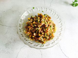 8、芹菜玉米猪肉馅饺子,将所有的食材搅拌均匀