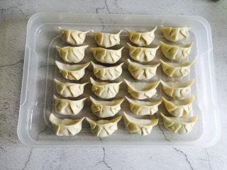 11、芹菜玉米猪肉馅饺子,依次包好的饺子