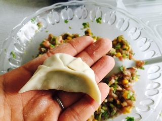 10、芹菜玉米猪肉馅饺子,包自己喜欢的样子