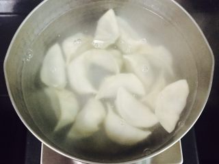 13、芹菜玉米猪肉馅饺子,放入饺子