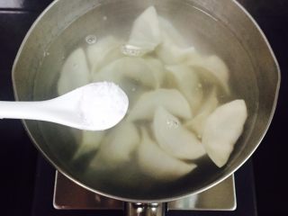 14、芹菜玉米猪肉馅饺子,加少许盐防止粘底