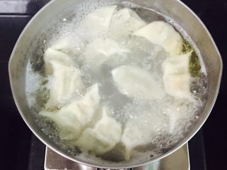 15、芹菜玉米猪肉馅饺子,待煮沸后用汤勺搅动一下，再盖上盖子煮熟即可