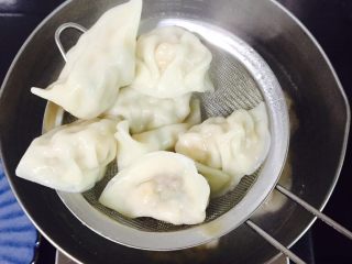 16、芹菜玉米猪肉馅饺子,将煮熟后的饺子捞起装盘