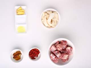 1、山药排骨汤,准备好食材，鸡精可以根据个人喜好添加，一般建议不用加，更能保持汤的原味，盐也可以根据个人喜好添加；