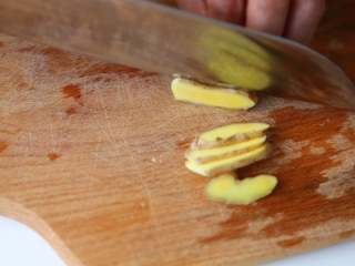 2、山药排骨汤,将生姜切成小片；