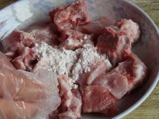 3、山药排骨汤,排骨在买的时候就可以让肉档老板切成小块，回来后清洗一下，加2勺嫩肉粉（嫩肉粉根据排骨多少添加，要让每块排骨都能裹到粉糊即可）；