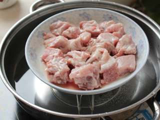 4、山药排骨汤,将排骨放入锅中，隔水蒸5-15分钟，蒸到肉刚刚变色即可；