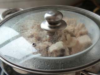 5、山药排骨汤,隔水蒸就是为了让排骨更鲜嫩，所以不要蒸太久，否则肉就老了，这个步骤就浪费了；