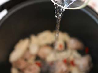 6、山药排骨汤,加入水,盖上盖子，按下煲汤键；（45分钟左右）这样煮的肉会很烂；