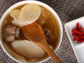 7、山药排骨汤,如果排骨切的比较小，也可以用煮粥键（25分钟左右），肉会煮烂，但是形状也还会保持的比较好；