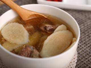 8、山药排骨汤,煮好后就可以直接吃啦~也可以加入盐、味精调味；